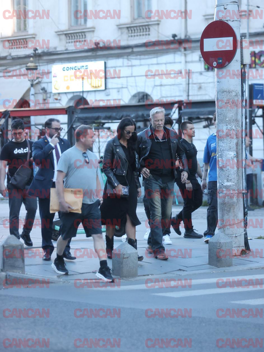 James Hetfield și proaspăta logodnică au atras toate privirile în centrul Capitalei. Solistul trupei Metallica, „lună de miere” în România