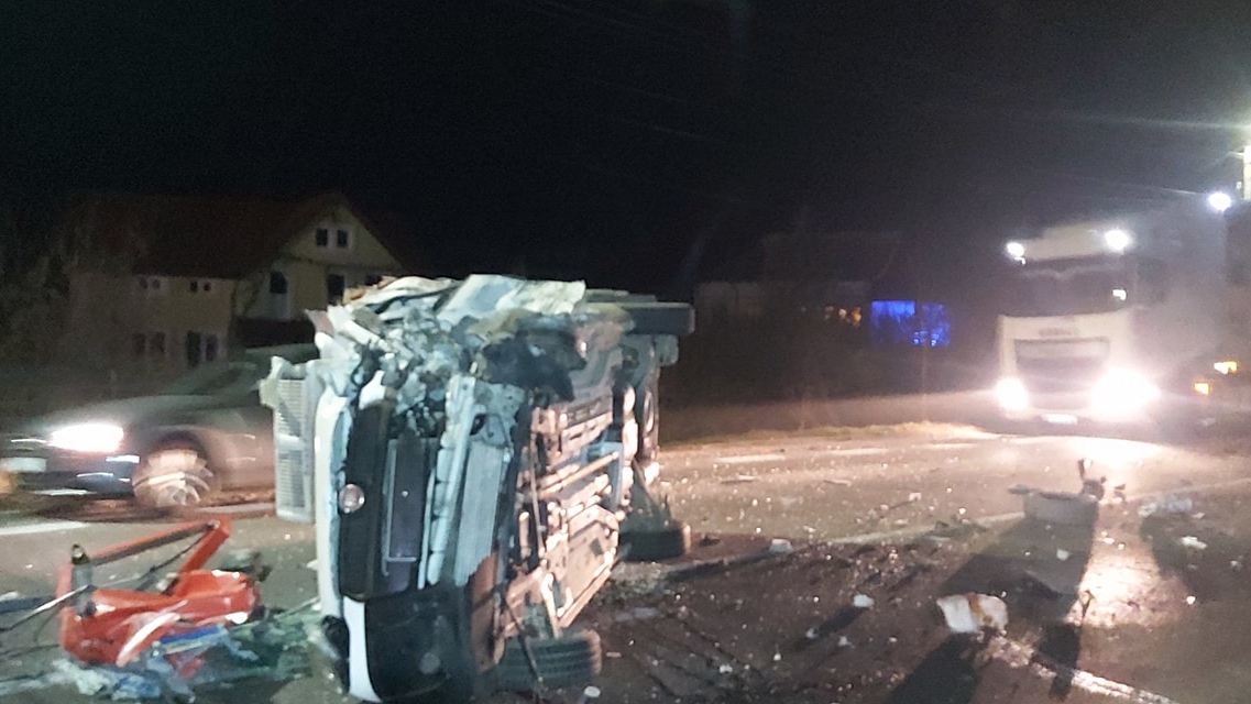 Tragedie pe DN 7! Un tânăr a murit pe loc după ce a intrat cu mașina în TIR