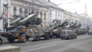 Ziua Nationala a fost sarbatorita la Cluj-Napoca intr-un mod inedit: armata a scos in strada artileria grea de razboi