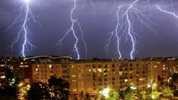 Cod roşu de fenomene meteo extreme în România! ”Vor fi cantități de apă de peste 50-90 de litri pe metrul pătrat”