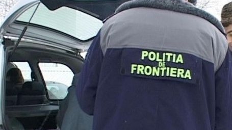 Patru bărbaţi, cercetaţi după ce au lovit şi înjurat un poliţist de frontieră din Halmeu