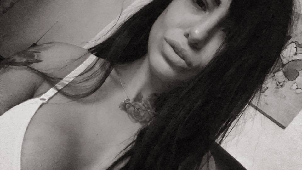Femeia care l-a denunţat pe Dani Mocanu arată demenţial! Postări incendiare