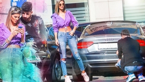 Erotica asistentă a lui Răzvan & Dani își ”exploatează” soțul în stradă! Imaginile vorbesc de la sine…
