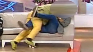 Aşa ceva ai văzut doar în FILME! Un prezentator TV din România şi un cântăreţ s-au sărutat pe GURĂ ÎN DIRECT! Toţi au fost ŞOCAŢI