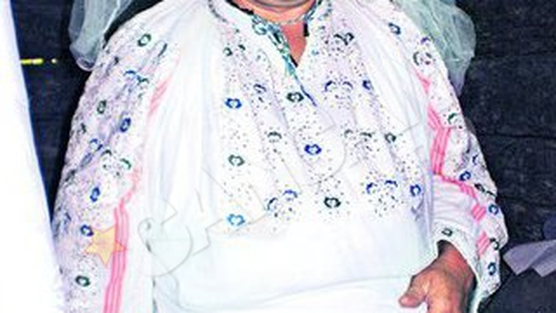 Barbat travestit in mireasa