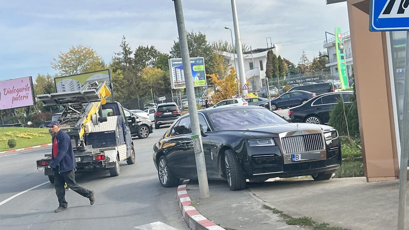 Cât tupeu! Cum și-a parcat Rolls Royce-ul un milionar din București, într-un sens giratoriu din Voluntari