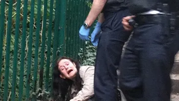 O sa-ti dea lacrimile! O mama priveste ingrozita cum cainele ei este injunghiat de 23 de ori de catre stapanul unui alt caine!