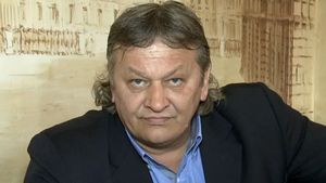 Dănuț Lupu s-a întors în România și a fost ridicat de polițiști direct din aeroport. Primele imagini cu fostul internațional în cătușe. Cât va sta la închisoare | VIDEO