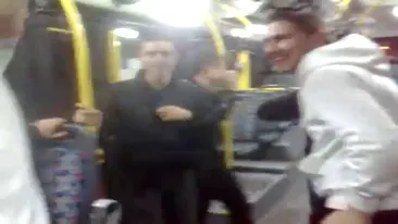 VIDEO Manele in RATB! Uite cum danseaza sase cocalari pe Florin Salam, in autobuz