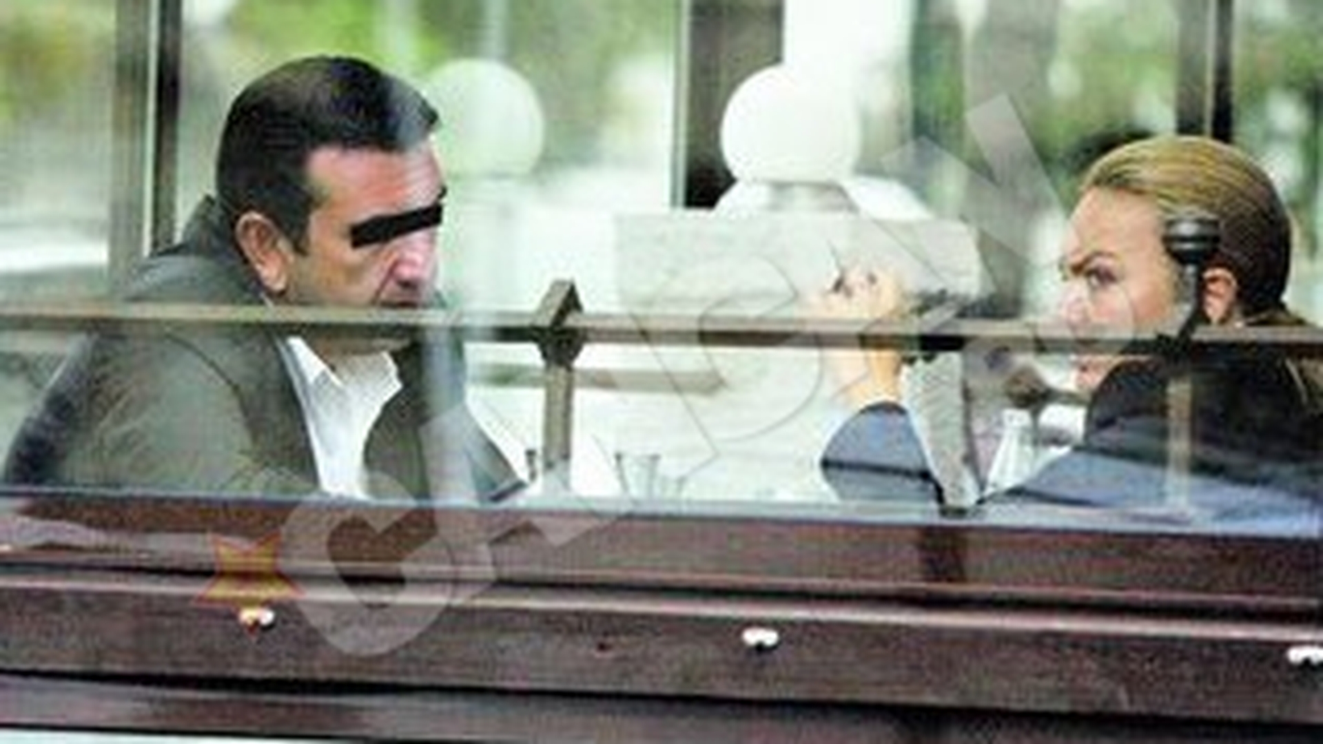 Purtatoarea de cuvant a guvernului, la masa cu un barbat bine! Ioana Muntean, pupacioasa la restaurant