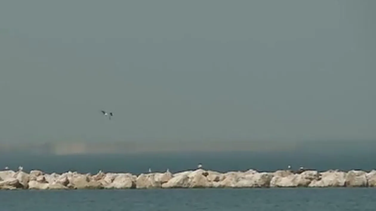 Se întâmplă fenomene paranormale pe litorarul românesc? Turiştilor nu le-a venit să creadă ce a apărut pe apă 