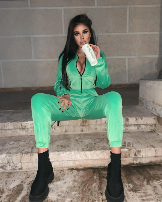 Larisa, „păpușica” sexy a Instagramului