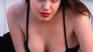 DRAMA cumplita pentru una din cele mai FRUMOASE actrite din lume! Ce se intampla cu SANII Angelinei Jolie!