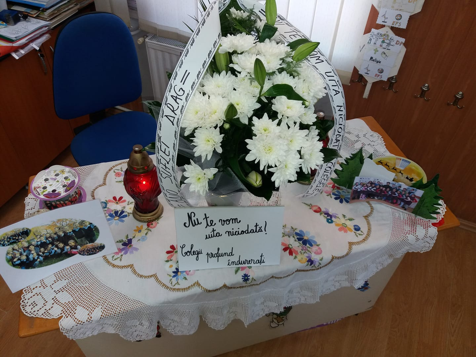 Colegii de la Liceul Nicolae Jiga și-au luat rămas bun de la învățătoarea Alina Știube