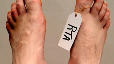 SOCANT! Femeie gasita moarta pe un camp, mancata de caini