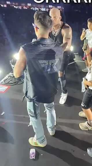 Emil Rengle, show de senzație alături de Flo Rida la UNTOLD! Rapper-ul american l-a dezbrăcat pe dansator pe scenă: „Mi-a dat hainele lui”