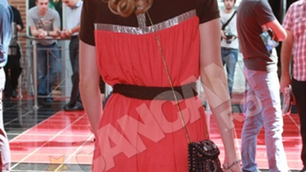 Aceasta Lady in red e o cunoscuta cantareata. Stii cine e?