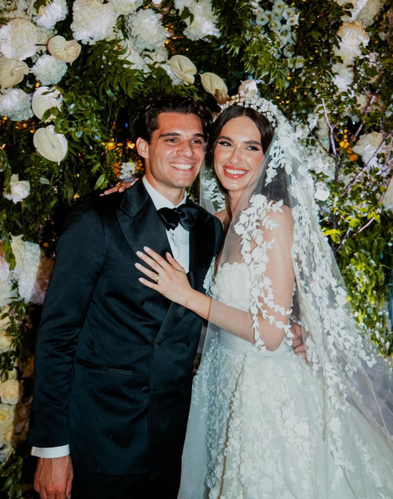 Ianis Hagi și soția lui, Elena, vor fi nași. Sursa foto: Instagram