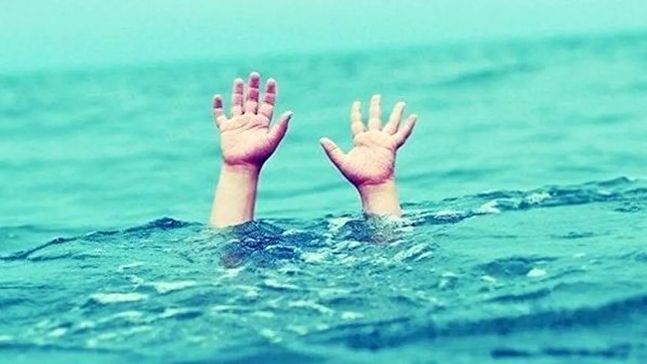 O fetiță de trei ani, din județul Argeș, a murit după ce s-a înecat în piscina din curte