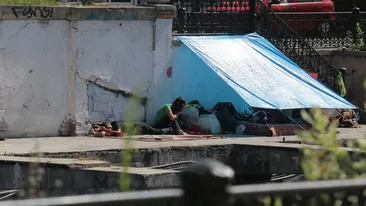 Acum putem spune ca le-am vazut pe toate! Si-au construit vila pe raul Dambovita!