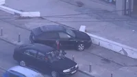 Incredibil! Doi constănțeni au scos stâlpii de pe trotuar ca să-și parcheze mașinile