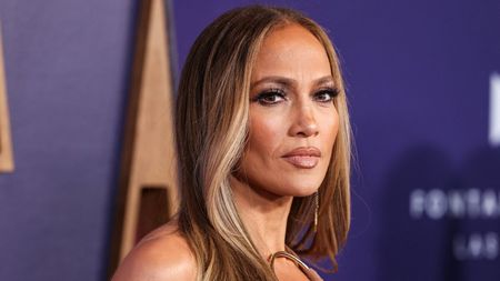 Panică pentru Jennifer Lopez, la București. Momentul când a rămas blocată în ușile rotative ale unui hotel. VIDEO