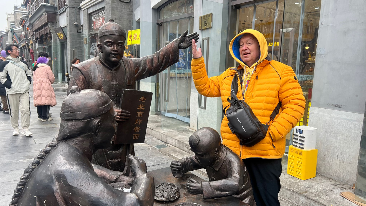 Imagini inedite cu Gheorghe Turda și alți artiști români în China