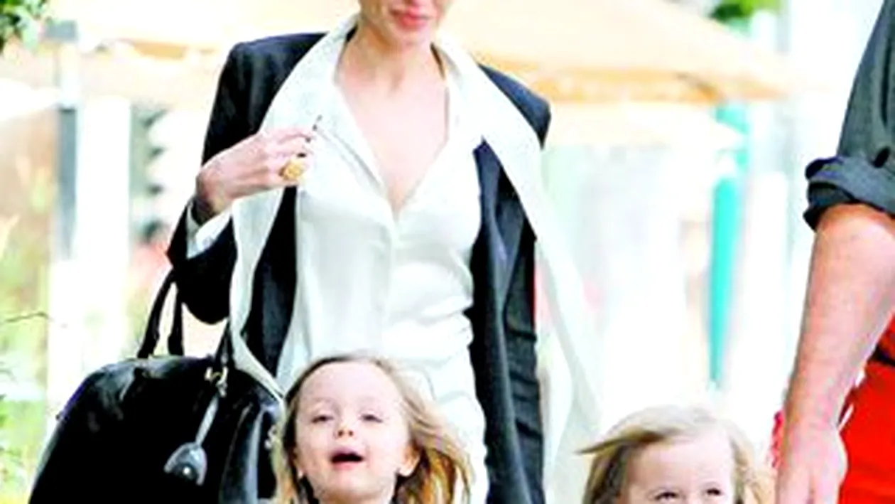 Gemenii Angelinei Jolie sunt cuminti foc. De manuta, sub privirea mamei