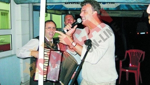 Adrian Enache a dat-o pe manele