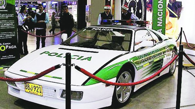 Au confiscat un Ferrari si l-au facut masina de politie