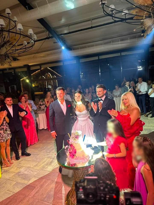 Elena Udrea și Adrian Alexandrov au îmbrăcat ținutele de nași și au devenit părinți spirituali/ sursă foto: Facebook