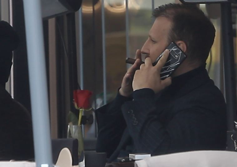 Ionuț Brîncoveanu trage din trabuc și vorbește la telefon