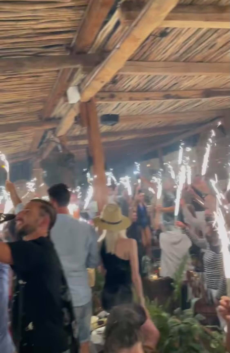 Loredana Groza s-a distrat pe mese, până dimineață, la Tulum