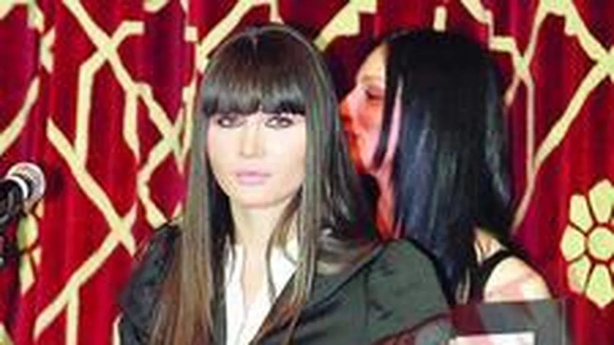 Pinalti o vrea pe Elena Basescu