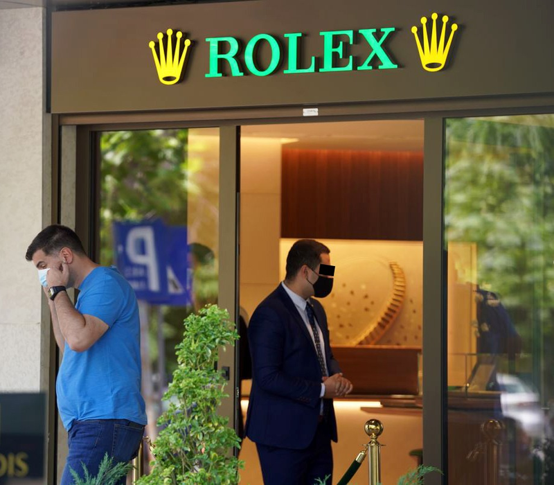 Toni Iuruc se îndepărtează de magazinul Rolex