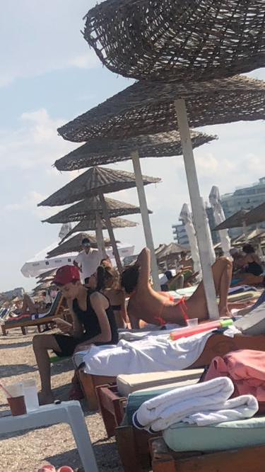 Regina R&B-ului, surprinsă pe plaja din Mamaia! Artista le dă clasă puștoaicelor