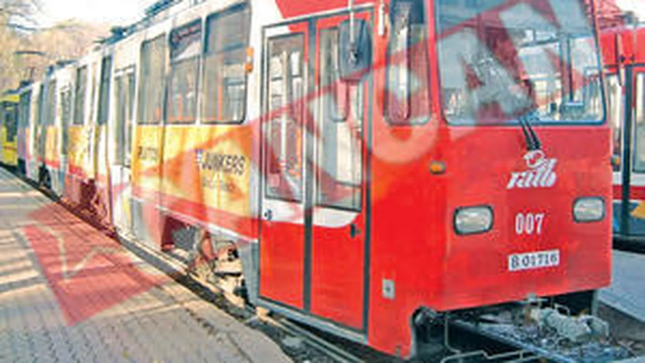 Tanara lovita de tramvai in Capitala
