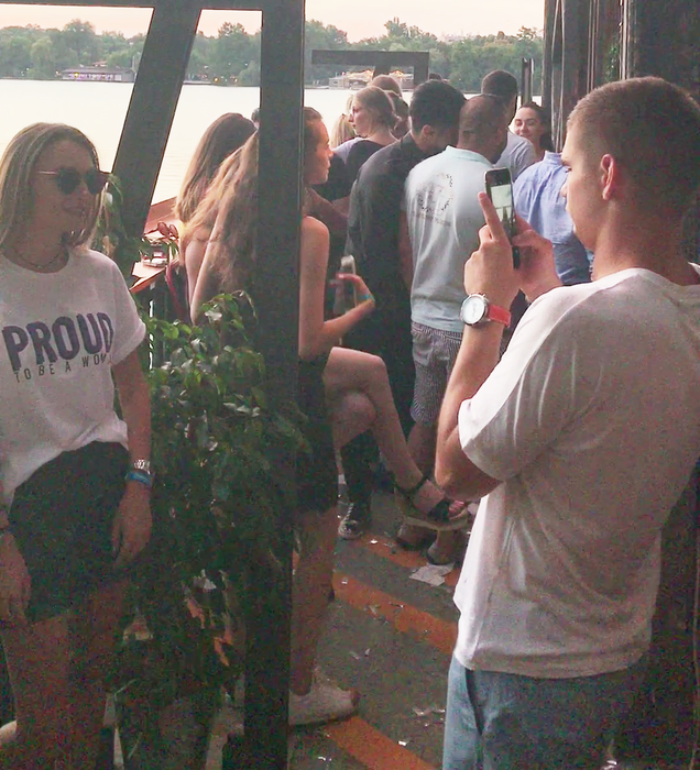 Răzvan Marin a făcut pe fotograful în club pentru iubita lui, însă, din păcate, aceasta nu a fost mulţumită