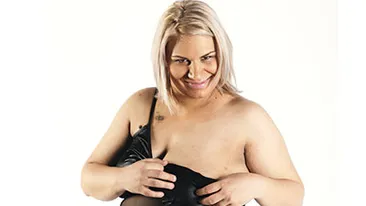 Cele mai şocante ipostaze în care ai văzut-o pe Nikita! Ţi-o aminteşti în cadă, în coşciug sau pipăită de iubit în pat?