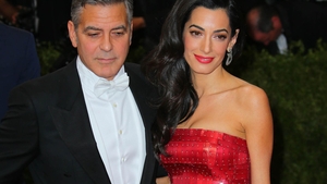 Primul cadou primit de gemenii lui George Clooney! Ce le-a dăruit bunica lor la doar câteva ore de la naştere!