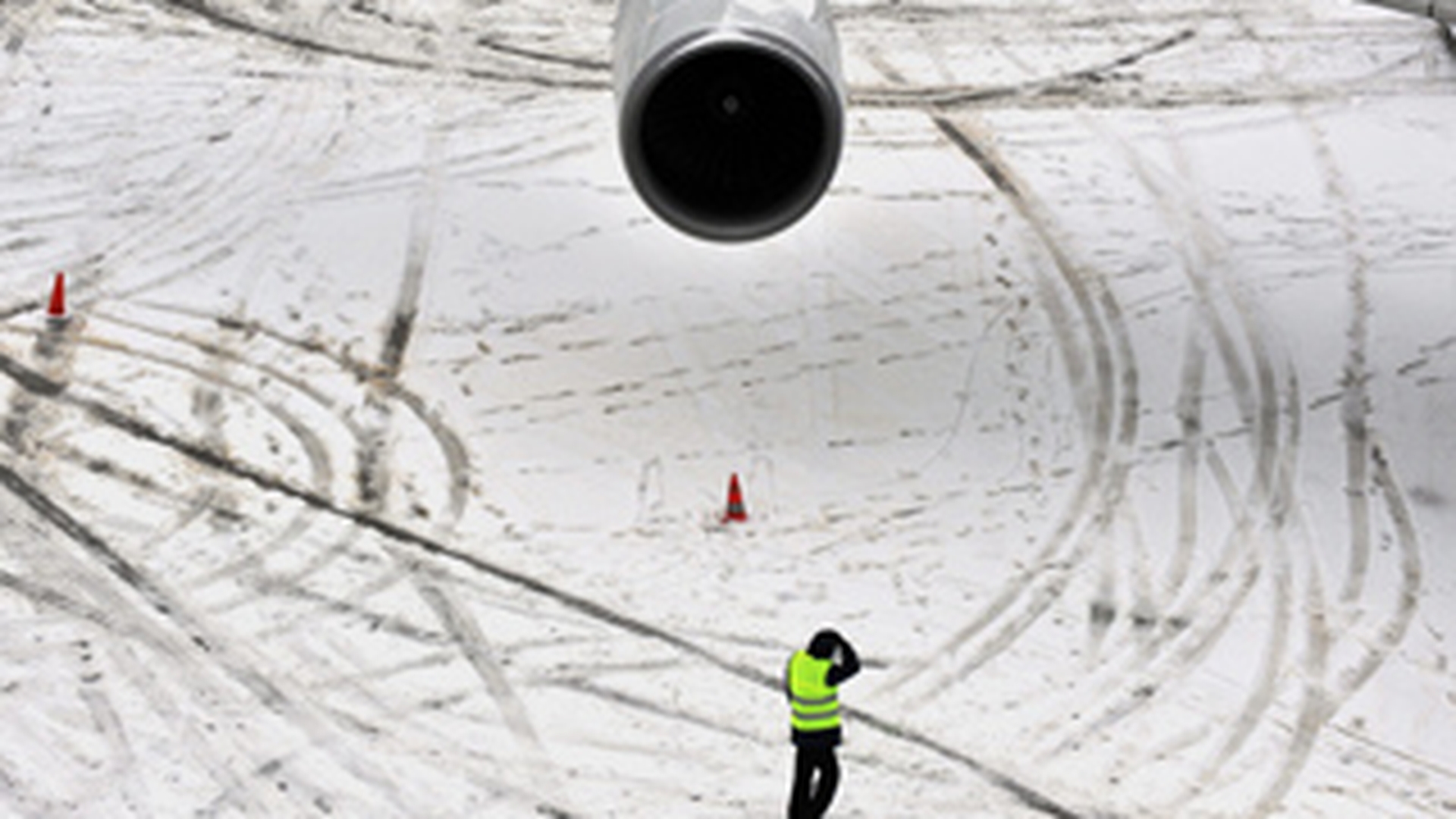 Cursele aeriene de pe Otopeni si Baneasa au intarzieri la decolare!