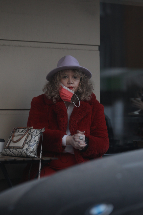 Oana Lis, apariție greu de ignorat la cafenea