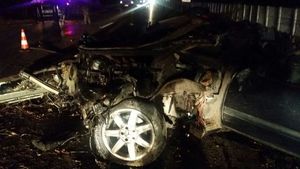FOTO / Accident înfiorător în judeţul Timiş: un om a murit, iar alţi doi sunt în stare critică. Unul dintre pasageri a fost proiectat pe şosea, după ce maşina s-a răsturnat de mai multe ori