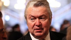 Cel mai batran metrosexual din showbizz. Vezi aici cine este artistul care la 65 de ani foloseste fond de ten si luciu de buze!