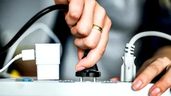 Cele 2 electrocasnice care trebuie scoase din priză, dacă pleci de acasă de Sărbători