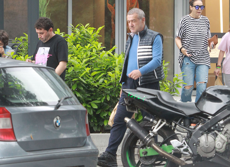 În timp ce Suveranul Pontif se afla în București, Gigi Becali, sub atenta supraveghere a lui Ionuț Luțu, a ales să meargă la cumpărături