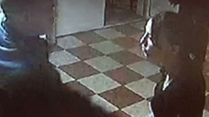 VIDEO Au luat-o pe sus dintr-un bar! Femeie din Marasesti, batuta de politisti pentru ca e prostituata!