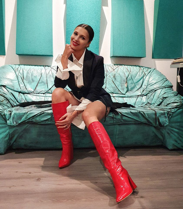 Lora a împărtăşit vestea tuturor: „M-a cerut şi am zis DA”