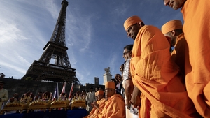 Controversă după vizita unui grup religios la Turnul Eiffel. Angajatele au fost înlocuite cu bărbați și li s-a interzis accesul în anumite zone