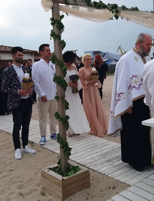 OCTAVIAN STRUNILĂ şi OANA BOTEZ, cununaţi de un preot exclus din BOR! Nunta oficiată pe plaja din 2 Mai, nerecunoscută de nicio biserică ortodoxă